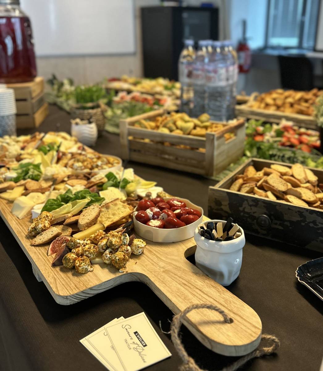Service traiteur complet avec plateaux de fromages et boissons pour événement d’entreprise