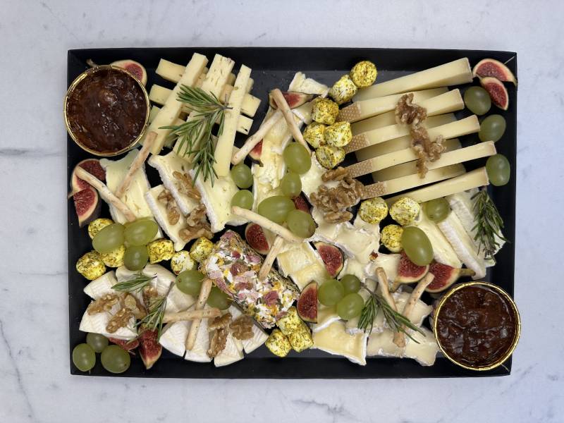 Assortiment de fromages affinés en Seine-Maritime – sélection de fromages variés avec fruits frais