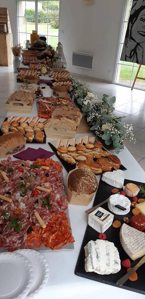 Brunch salé et sucré avec mini viennoiseries, boissons chaudes et jus de fruits frais, Le Havre